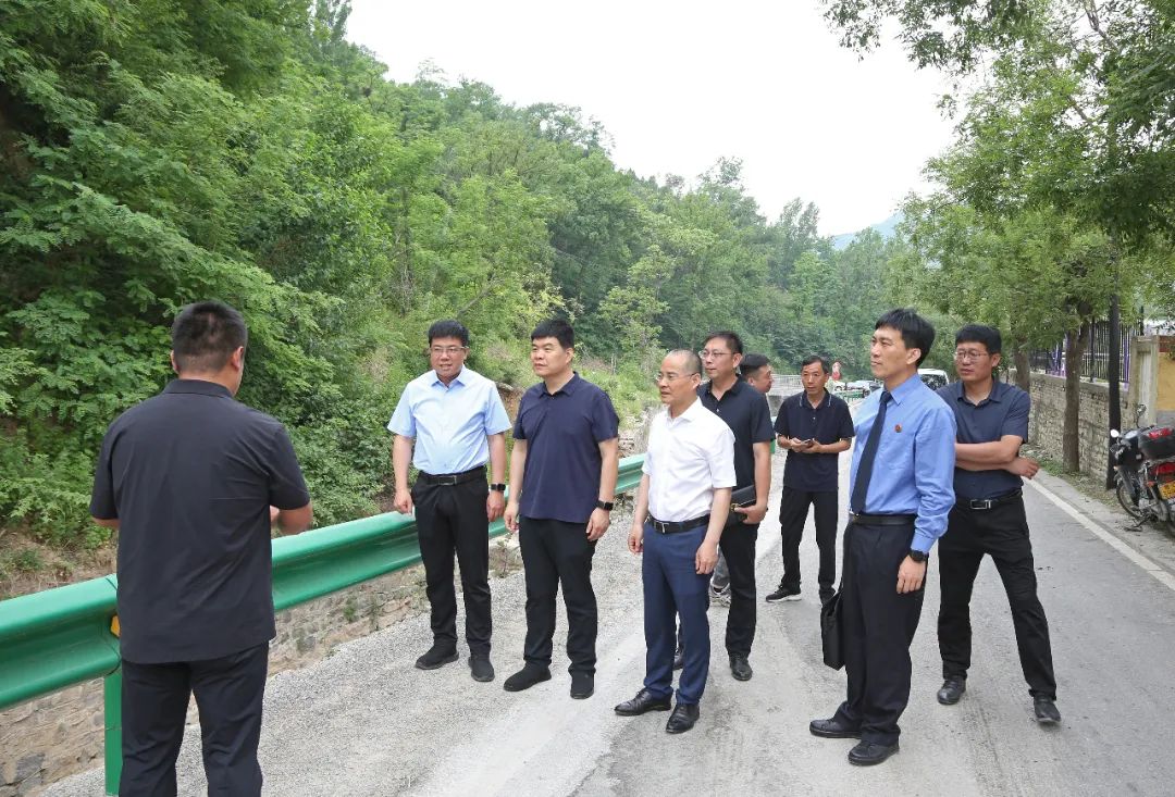 图3(2025年5月22日,淄川区检察院与区人大代表实地核查河道修复工程进展 翟宁 摄).JPG