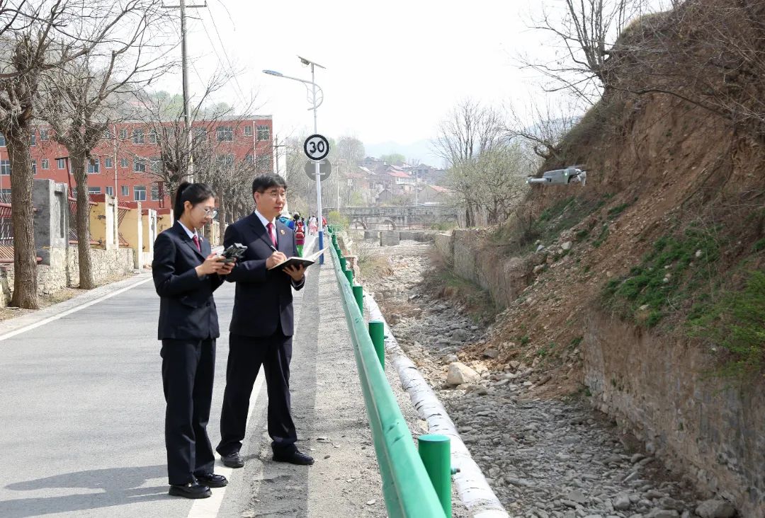 图2(2025年4月24日,淄川区检察院检察干警实地勘察太河镇河道毁损现状 翟宁 摄).JPG