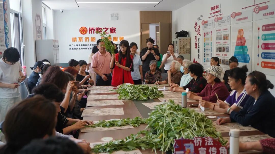 手工艺老师的指导下制作端午艾草花束 (5).JPG